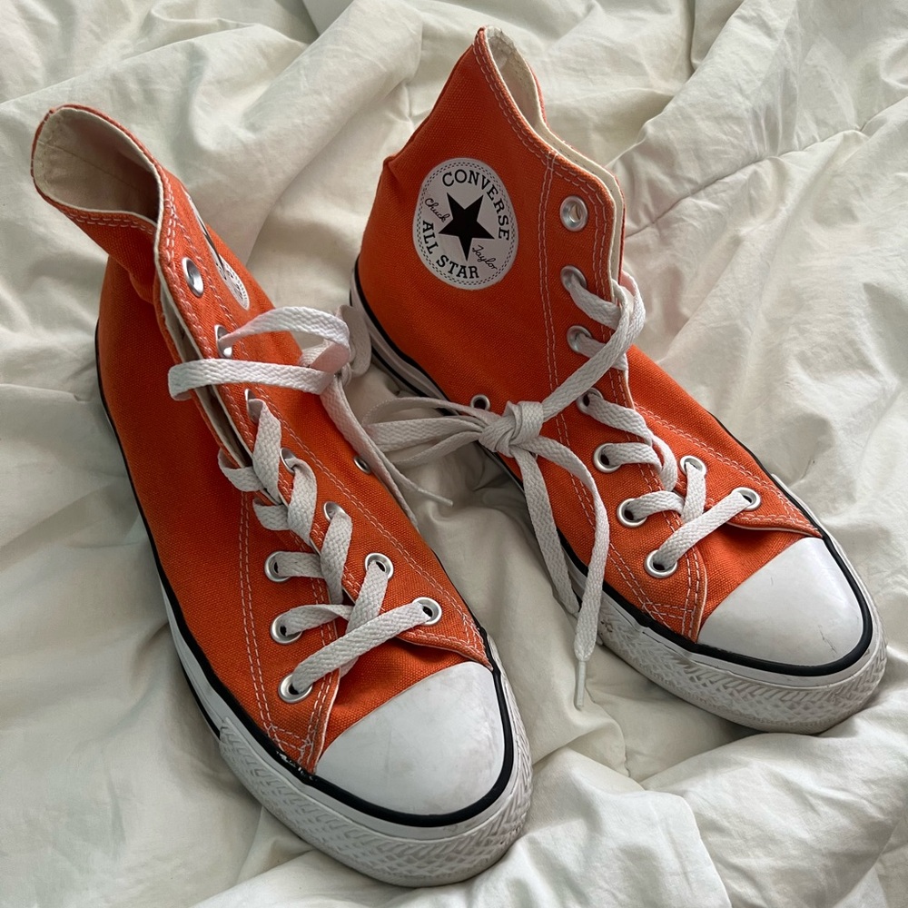 ORANGE HIGH TOP CONVERSE